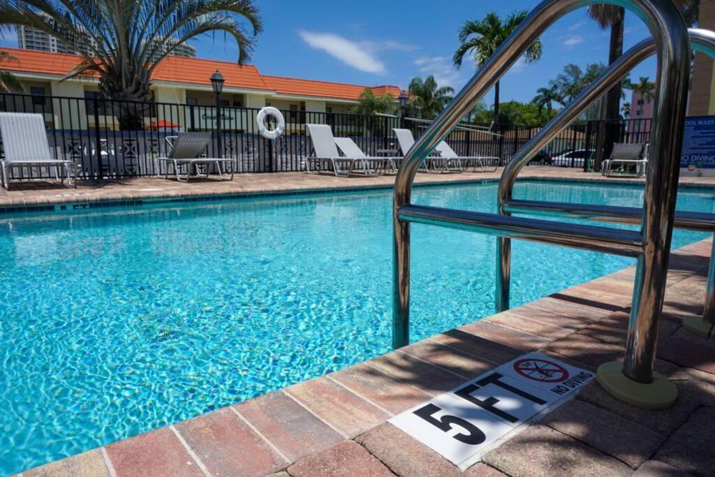 Serenity At Seascape: Steps To The Beach & Shops Palm Beach Shores Exterior foto